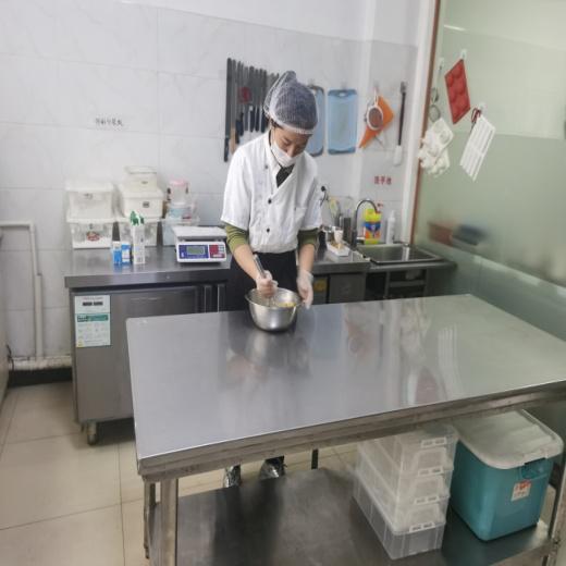 周末覓食避雷指南 新區(qū)飯店后廚內幕大揭秘，廚房加工暗藏危機